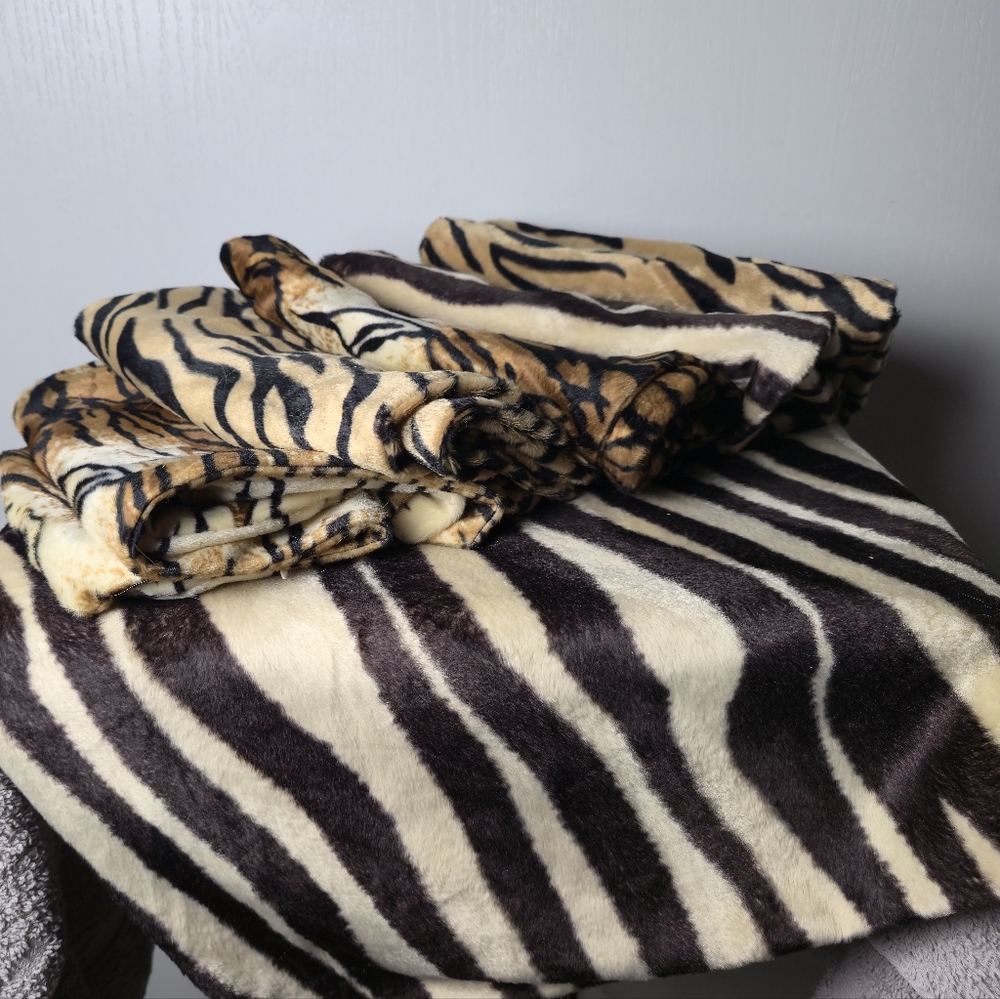 European Square 3 Different Pair Of 26×26 Animal Print - Picture 4 of 7